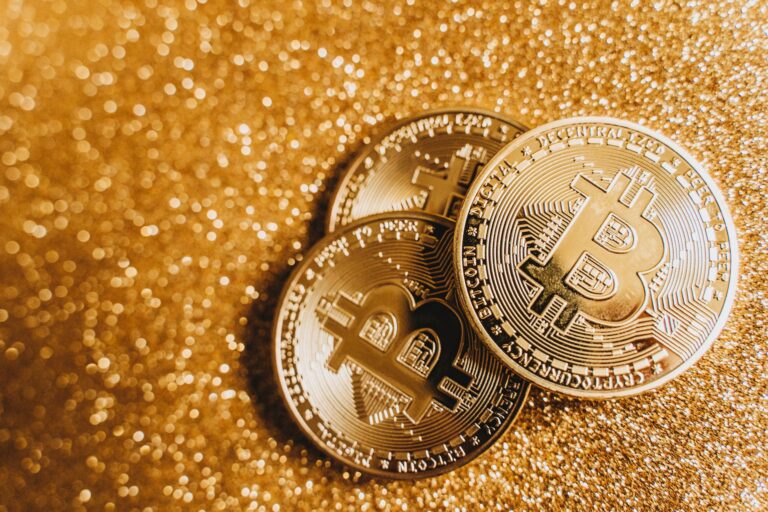 Vyzerá to tak, že bitcoin aj zlato sú ešte ďaleko od svojho vrcholu