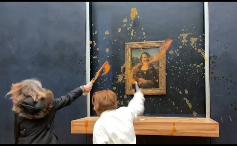 Dve environmentálne aktivistky vyliali polievku na ochranné sklo pred Monou Lisou v parížskom Louvri