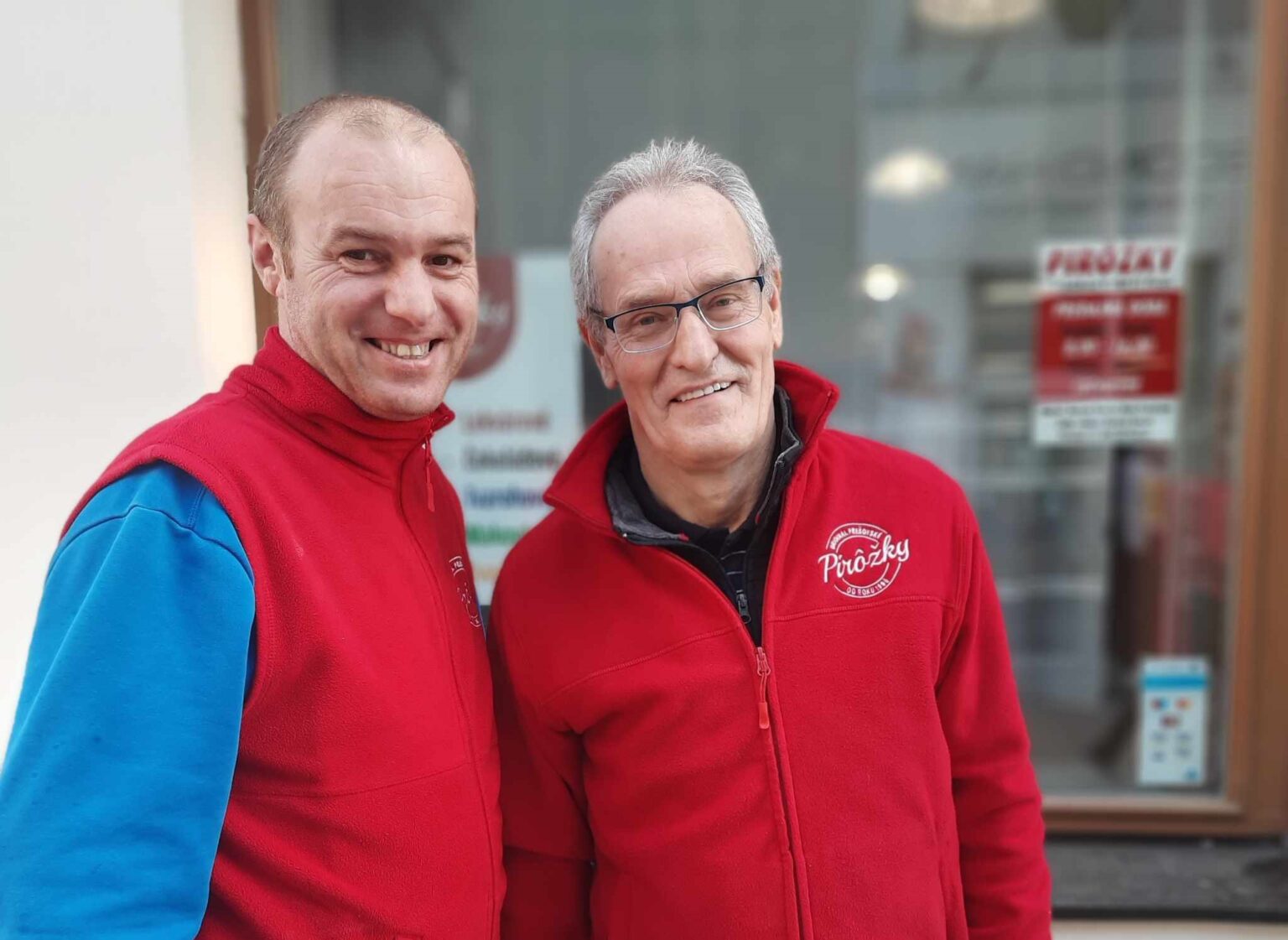 Peter Kovaľ (vľavo) a František Bača sa venujú výrobe pirôžkov roky. A stále s láskou. Foto: Redakcia