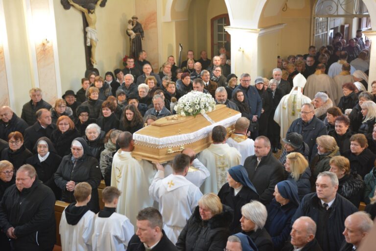 Smutný pohreb kňaza prilákal mnoho veriacich. FOTO: Biskupstvo Nitra