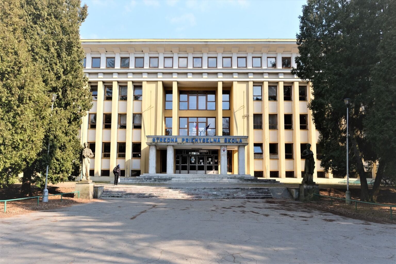 Bude sa Stredná priemyselná škola technická sťahovať z tejto budovy, alebo nie. Foto: SPŠT