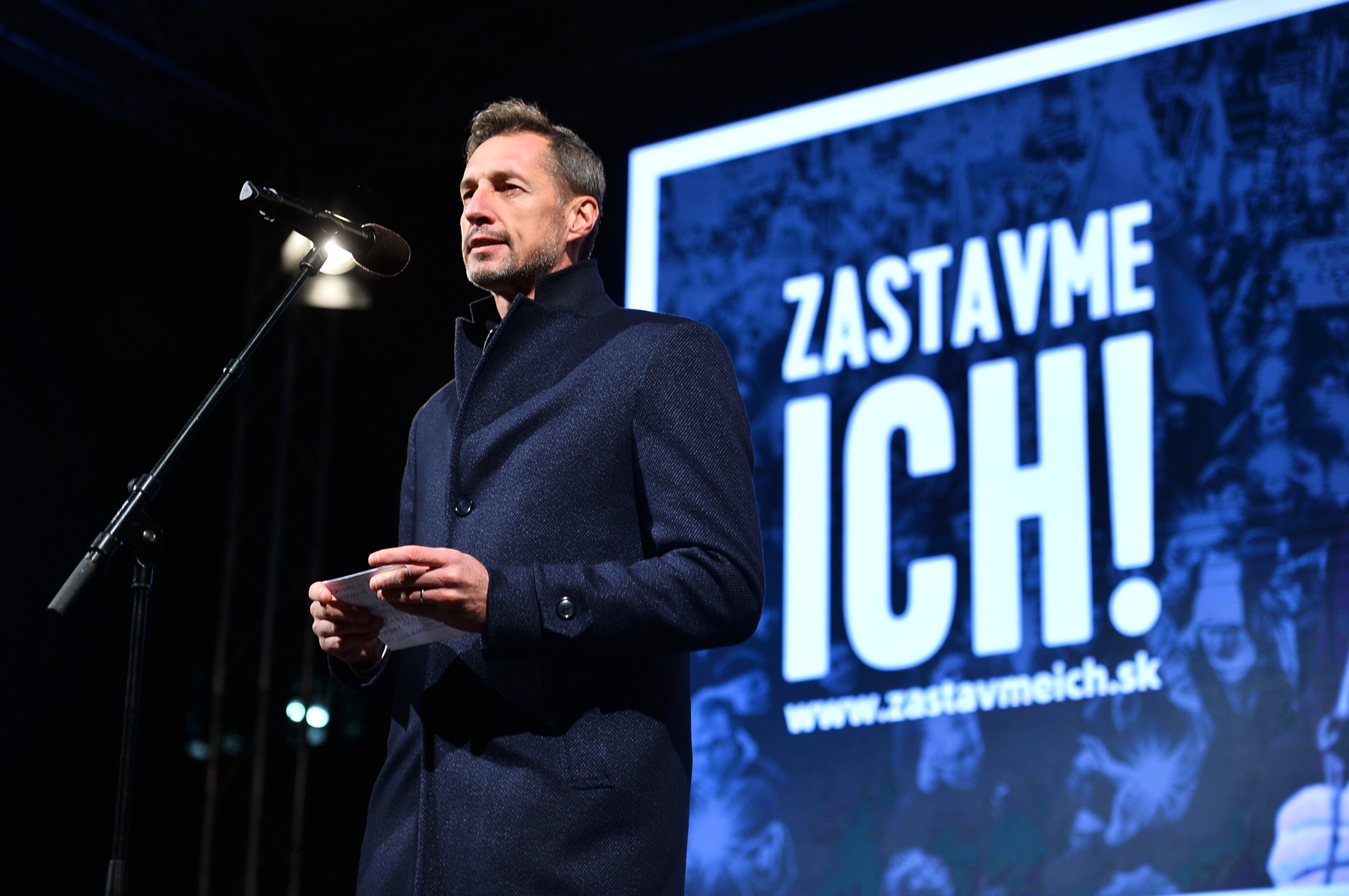 KDH nemá z protestov vycúvať, ale vyťažiť. Môže ich udržať mimo extrému