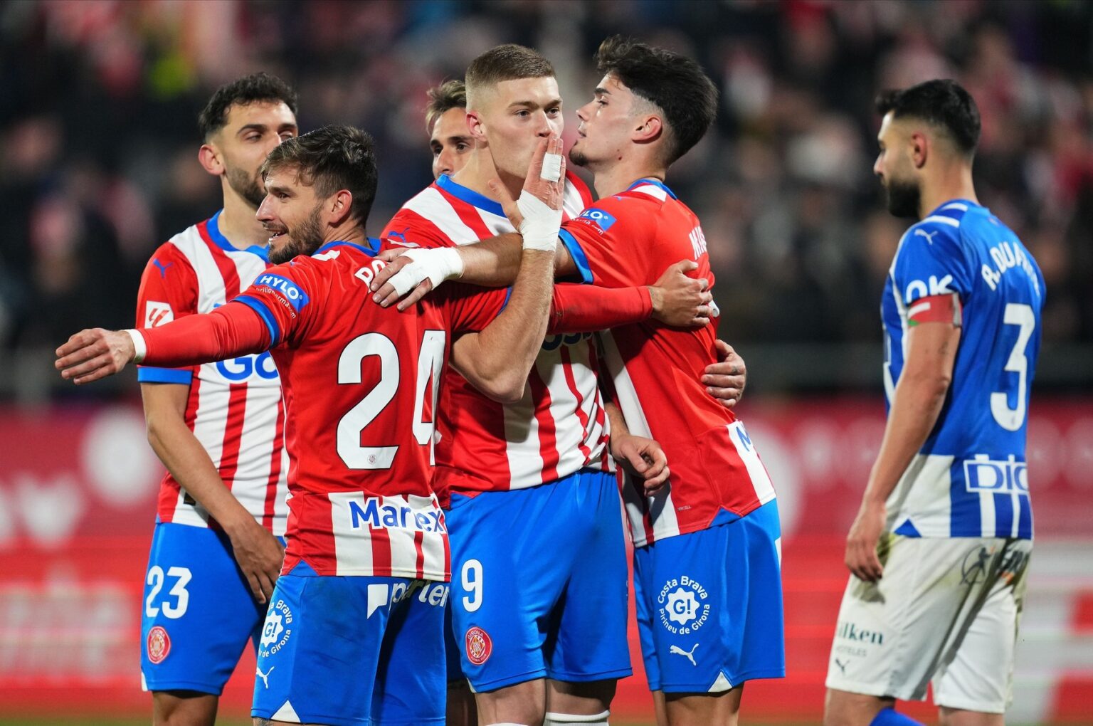 Hráči Girony sa tešia po góle ich najlepšieho strelca Ukrajinca Artema Dovbyka. Foto: Profimedia.sk