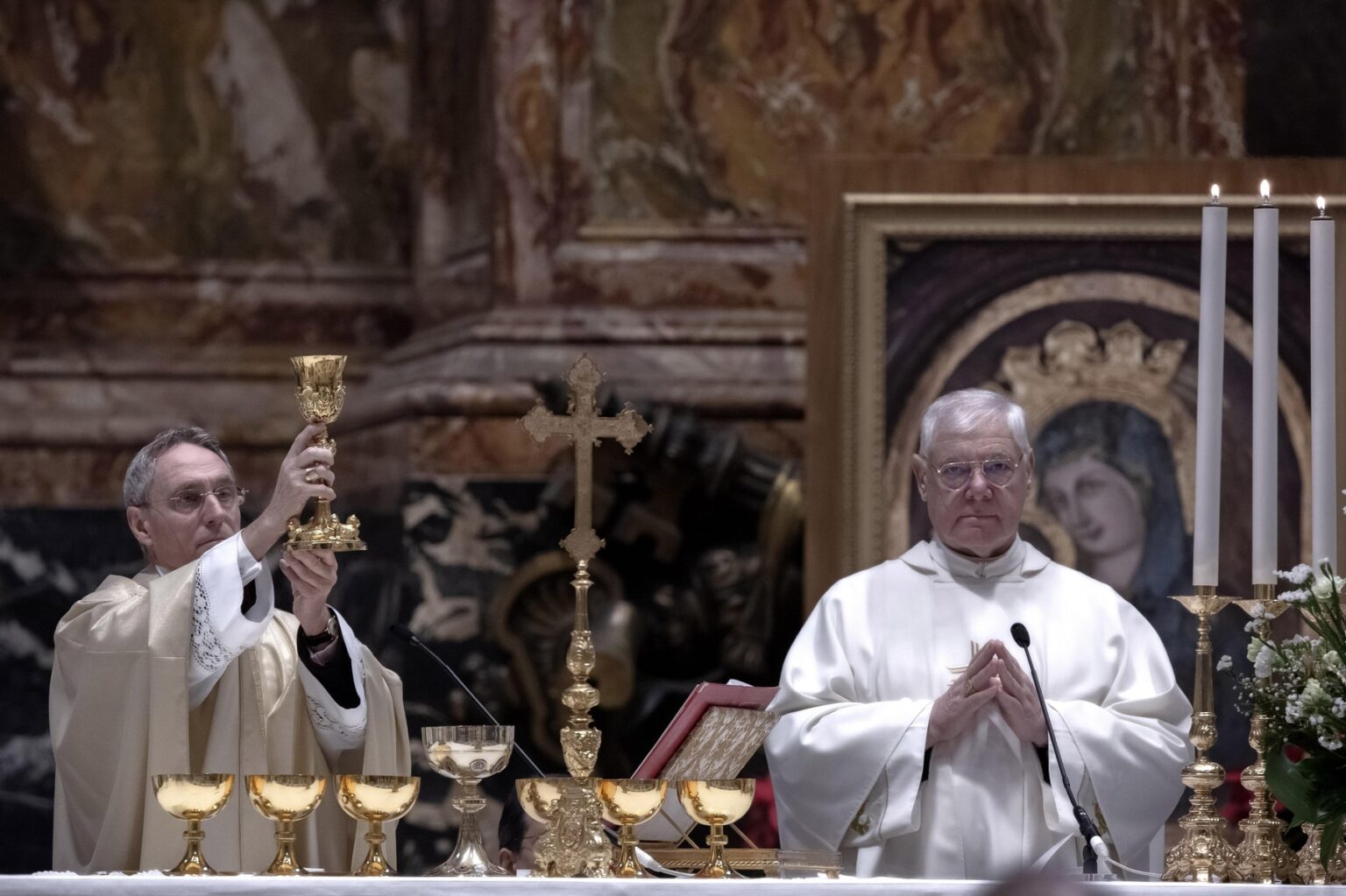 Sekretár emeritného pápeža Benedikta XVI., arcibiskup Georg Gaenswein (vľavo) a kardinál Gerhard Ludwig Müller(vpravo) sa zúčastňujú na omši pri príležitosti ročného výročia úmrtia pápeža Benedikta XVI. v Bazilike svätého Petra vo Vatikáne 31. decembra 2023. Foto: Profimedia.sk