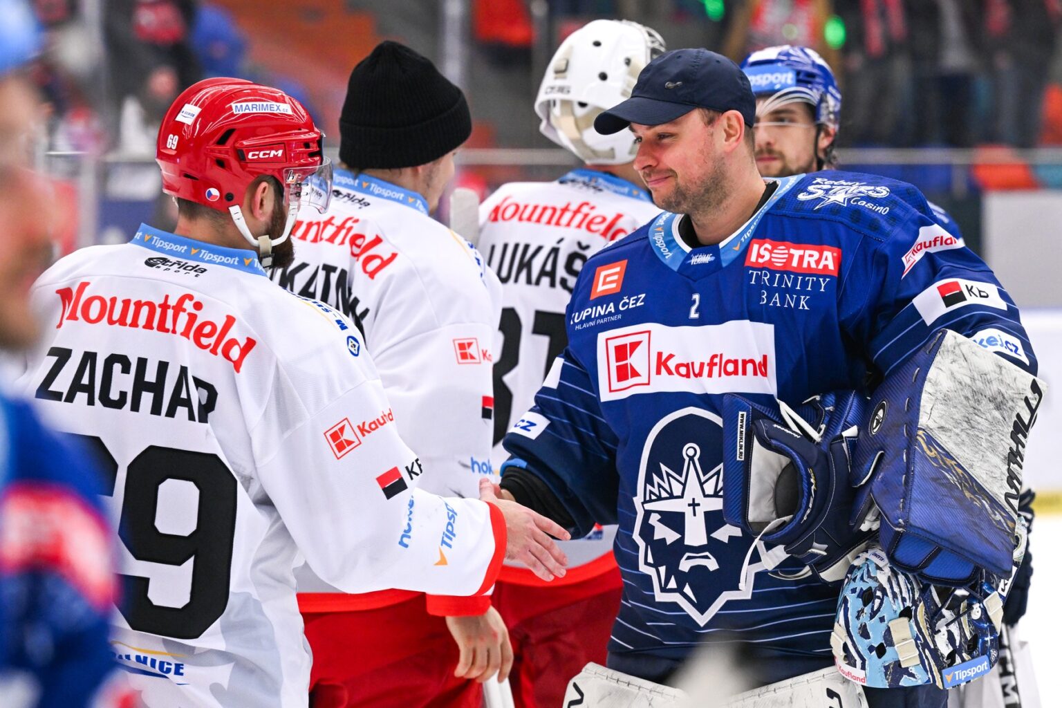 Július Hudáček (vpravo) po zápase Mountfield Hradec Králové - Rytíři Kladno 3. januára 2023. Foto: Profimedia.sk