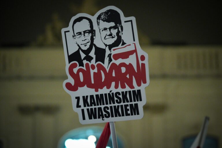 Poľský prezident prijal dvoch odsúdených politikov a mal to byť škandál. Celé je to trochu zložitejšie: ako vyzerá poľský spor medzi právom a politikou