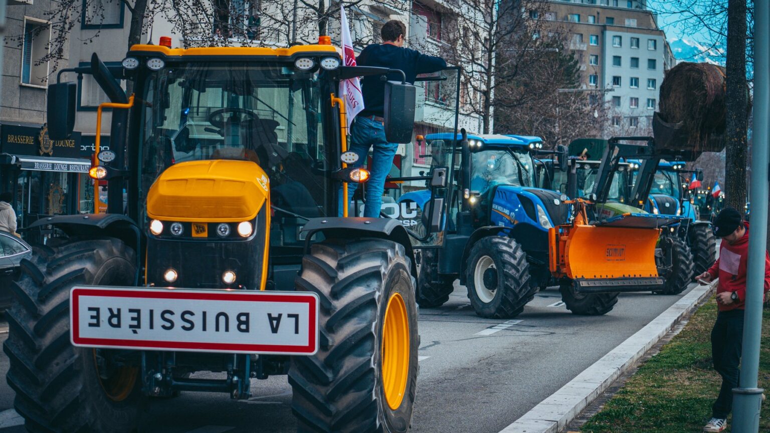Francúzski poľnohospodári demonštrujú so svojimi traktormi v Grenobli 25. januára 2024 v rámci celonárodnej vlny protestov. Zdroj: Profimedia