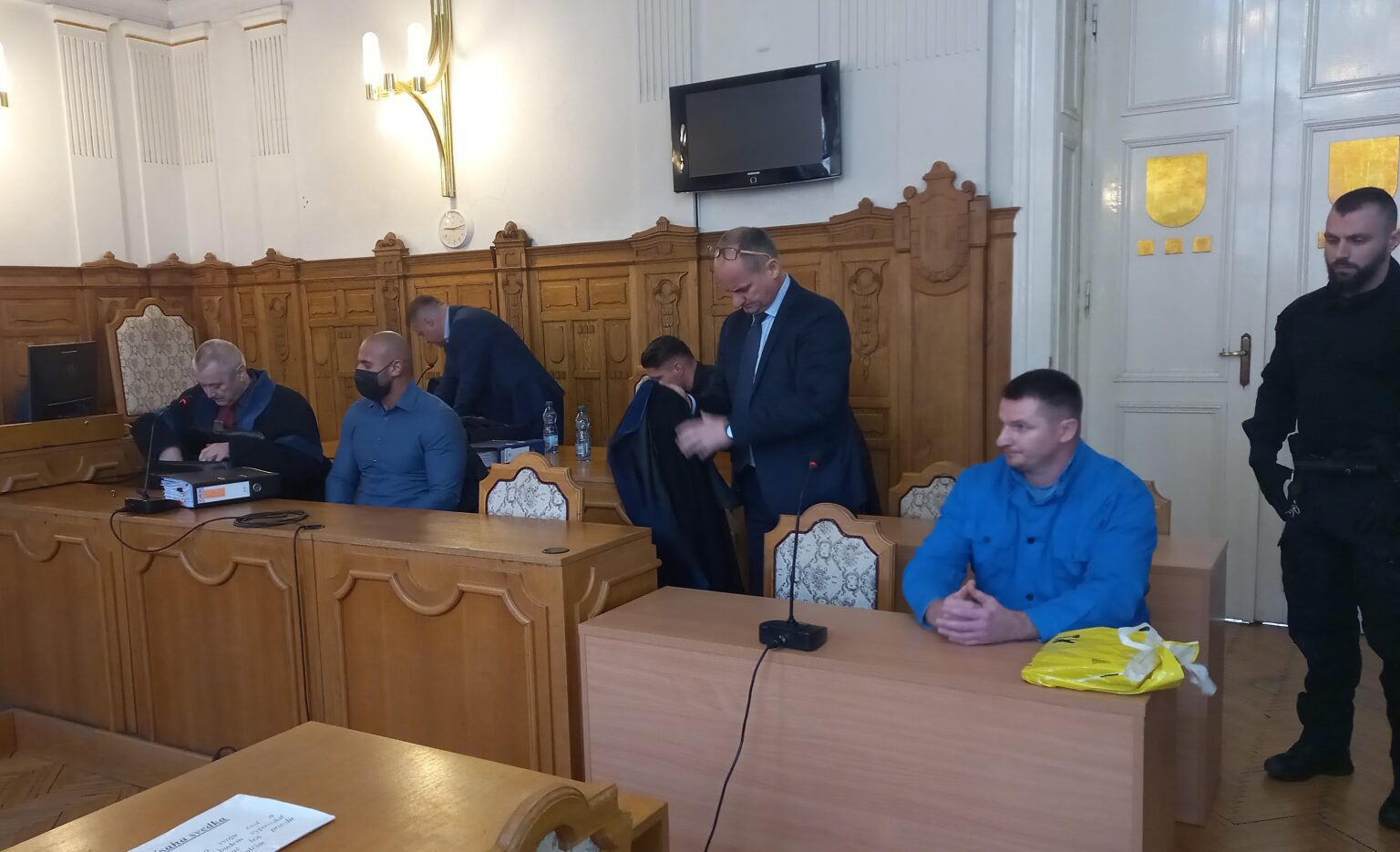 Rudolf P. a dvaja expolicajti v súdnej sieni Foto: Mário Kaprálik