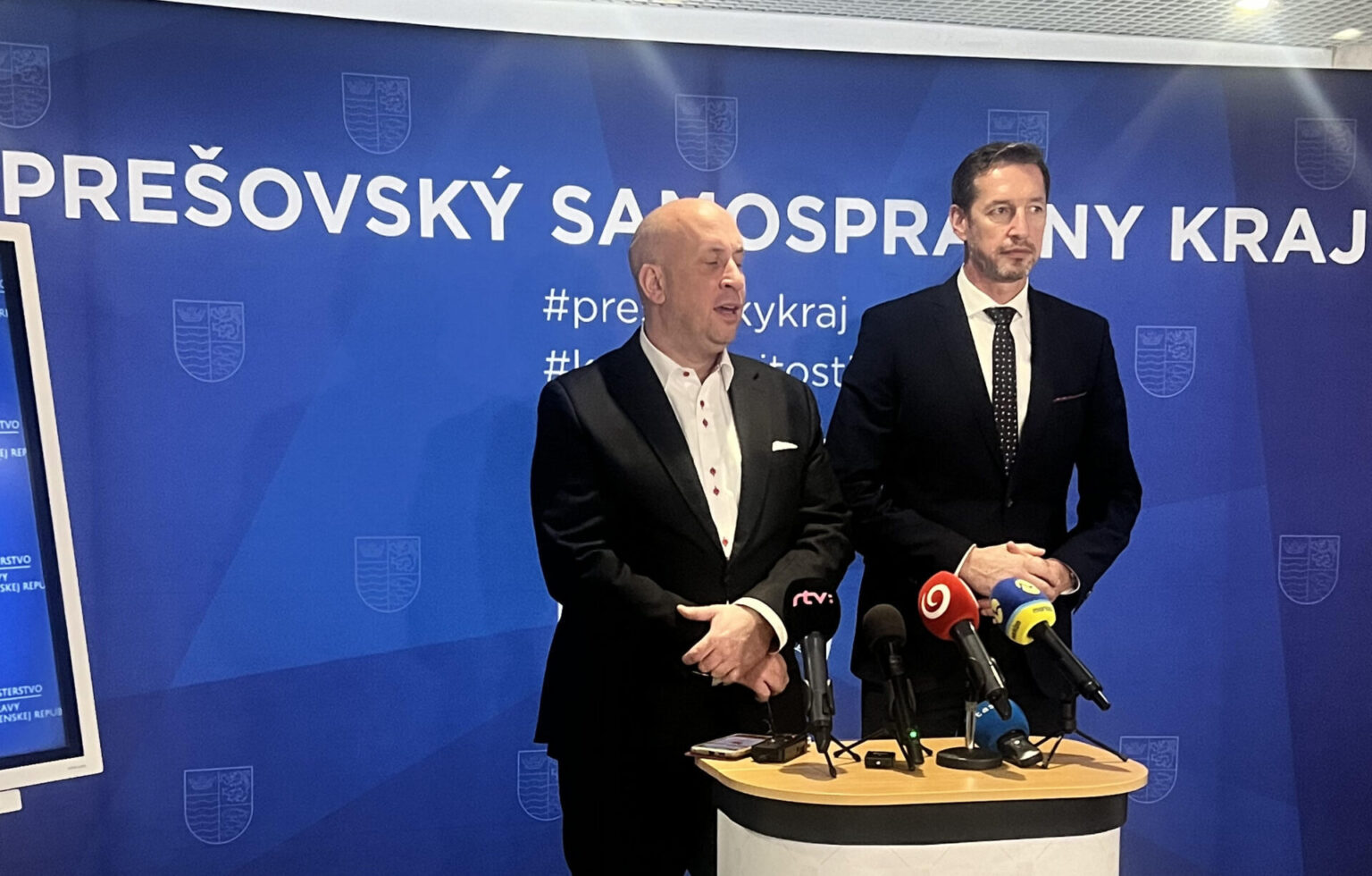Tlačová konferencia k financovaniu II. etapy severného obchvatu. Zľava minister dopravy Jozef Ráž ml., predseda PSK Milan Majerský. FOTO: JKČ