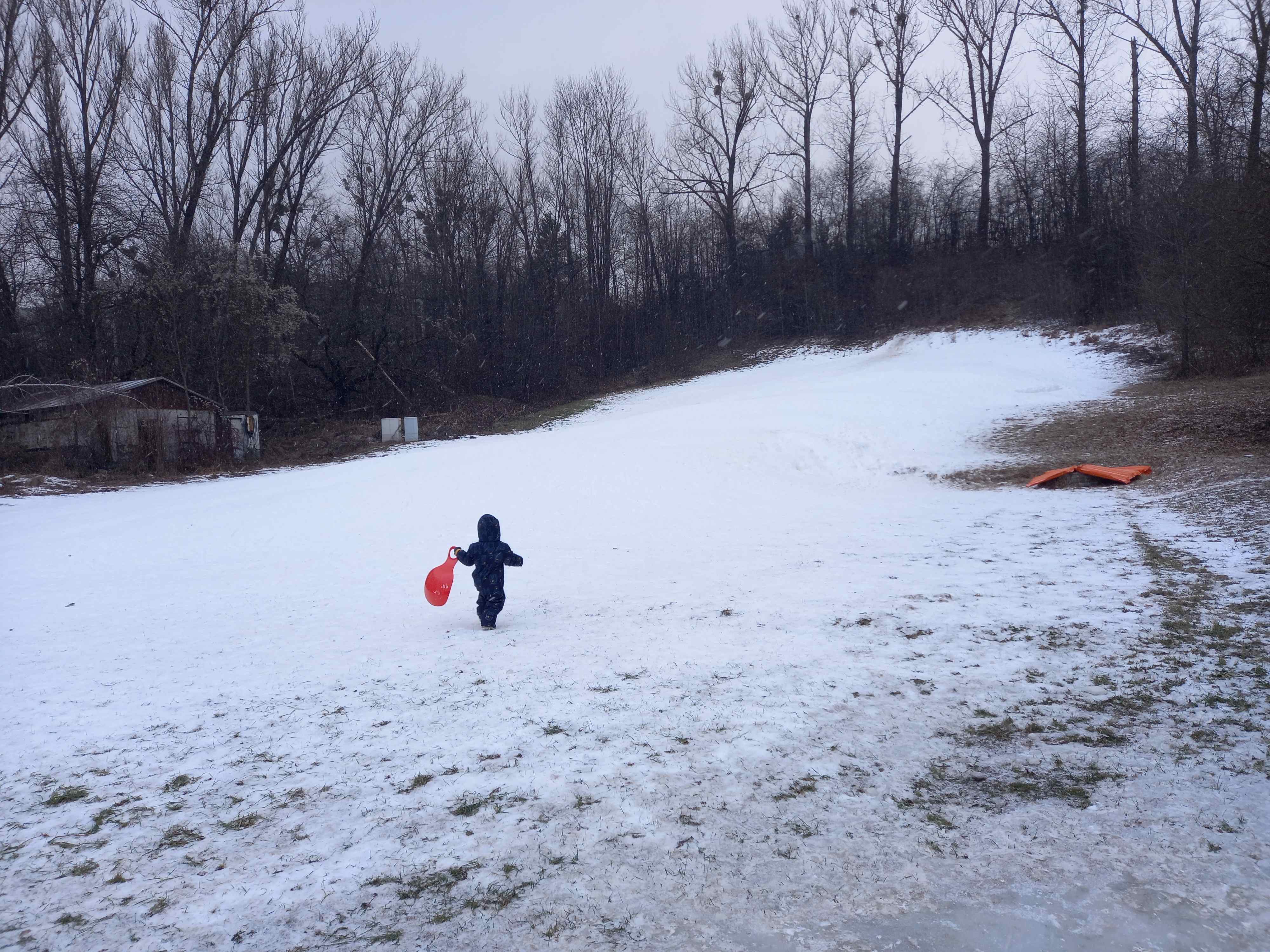 Boby a klzáky neodkladajte. Nová nádielka čerstvého technického snehu v Banskej Bystrici