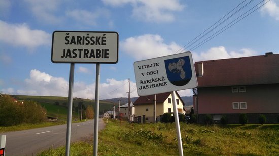 Polícia pátra po neznámych agresoroch, ktorí uštedrili údery a kopance aj dievčatám