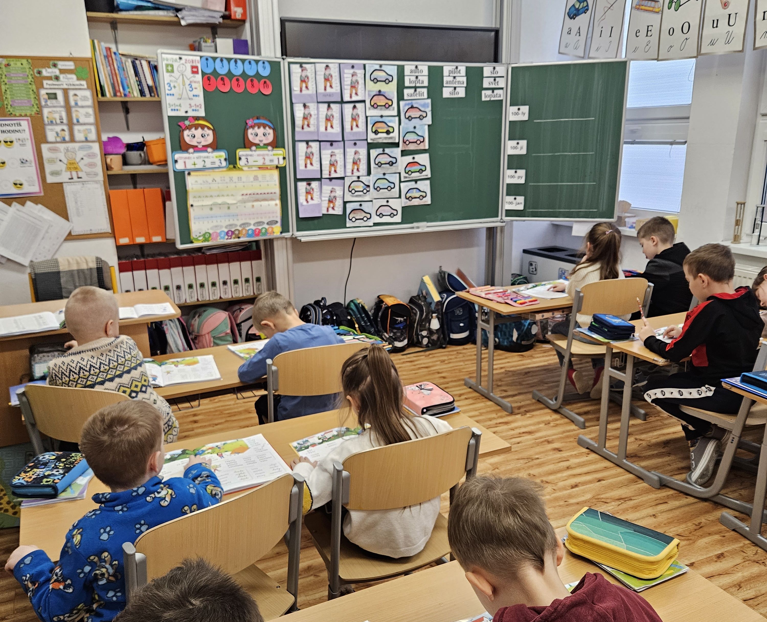 Prváci sa učia v zborovni. Učitelia sa stretávajú na sociálnych sieťach