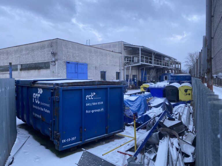 Spaľovňa v Kysuckom Novom Meste sa nachádza v tesnej blízkosti obytných domov. FOTO: Pavol Konštiak