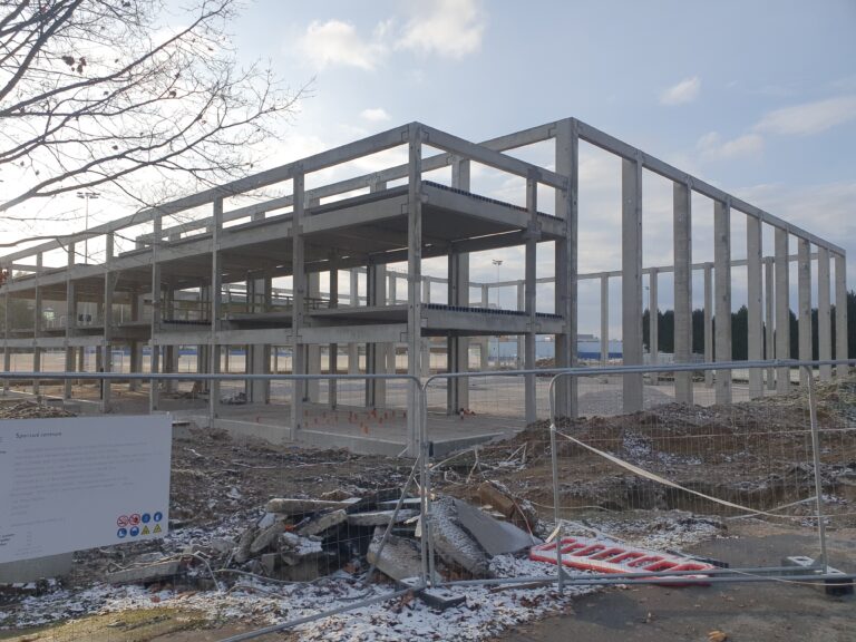Športové centrum UNIZA rastie pred očami, kedy stavbu zakryjú oceľovou konštrukciou?