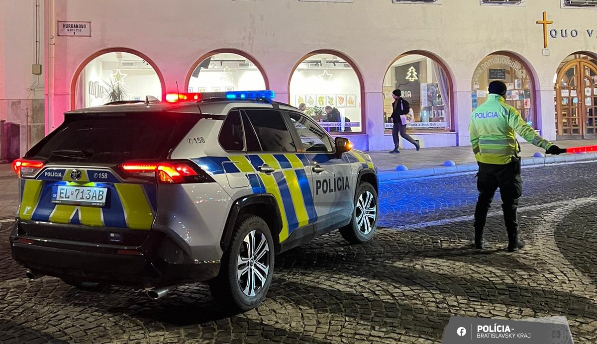 Banská Bystrica: Dievčatko skolabovalo v aute. Čo odkázala mamička policajtom?