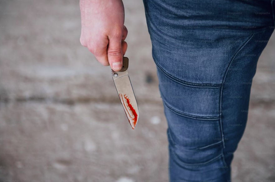 Hádka dvoch mladíkov eskalovala do útoku nožom