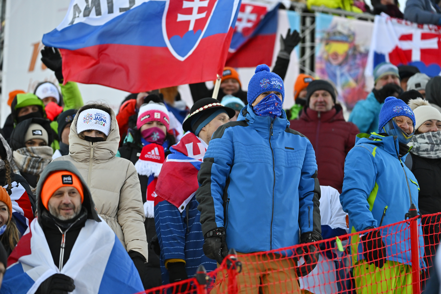 Na snímke fanúšikovia slovenskej lyžiarky Petry Vlhovej počas prvého kola obrovského slalomu žien v rámci Svetového pohára v alpskom lyžovaní v Jasnej 20. januára 2024. Foto: Michal Svítok/TASR