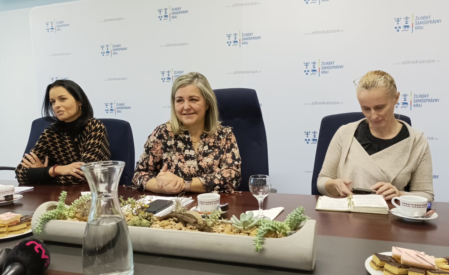 Zľava sú: Lenka Balašová (vedúca Útvaru hodnoty za peniaze ŽSK), Erika Jurinová (predsedníčka ŽSK) a Miroslava Abrmanová (riaditeľka odboru školstva a športu ŽSK). Foto: Ľubomír Chochula