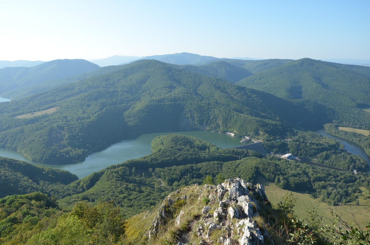 Sivec s nádherným výhľadom na nádrž Ružín kvôli foteniu radi vyhľadávajú aj novomanželia. Foto: Dušan Guman