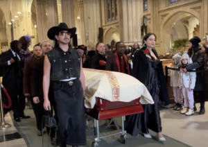 Transgender pohreb v katedrále v New Yorku: Nedorozumenie, svätokrádež či len začiatok?