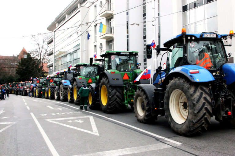 Farmári so stovkami traktorov blokovali cesty. Protestmi si pýtame prácu, vyhlásil šéf agrokomory