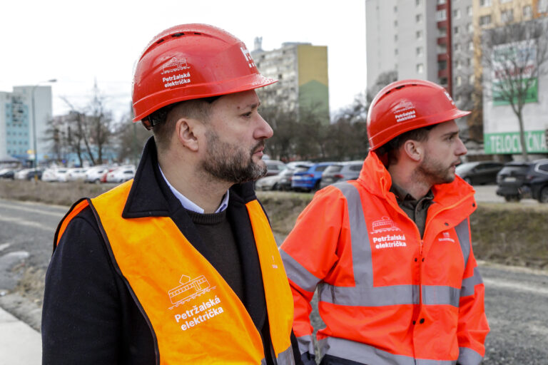S tempom prác na stavbe petržalskej električky už nie je spokojný ani bratislavský primátor