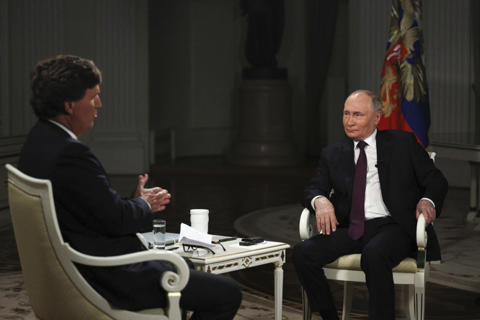 Tucker Carlson a Vladimir Putin v rozhovore v Moskve 6. februára 2024. Foto: TASR/AP