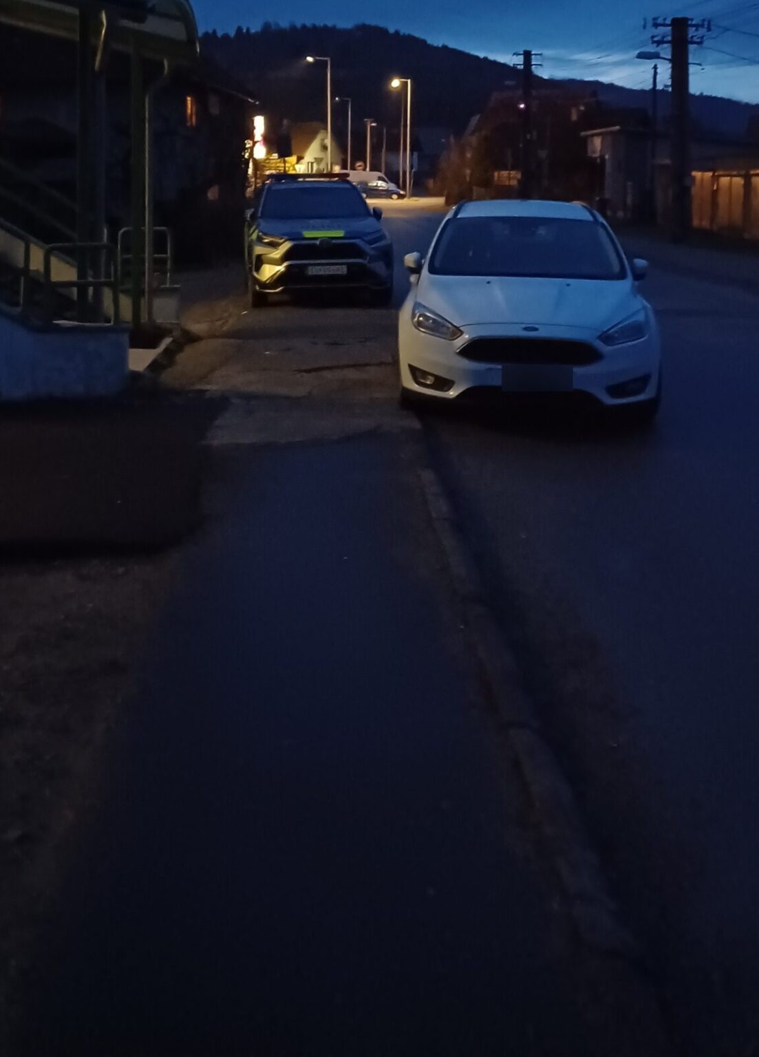 Vodič zaparkoval pri policajnej budove. FOTO: polícia