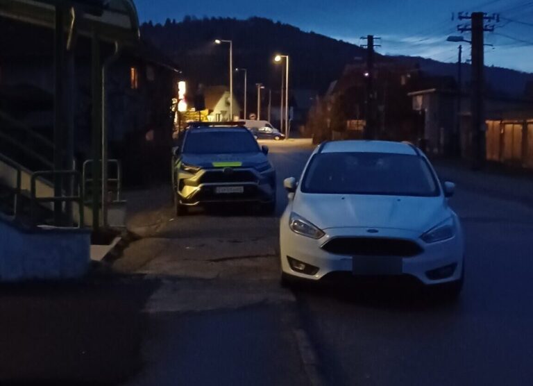 Vodič zaparkoval pri policajnej budove. FOTO: polícia
