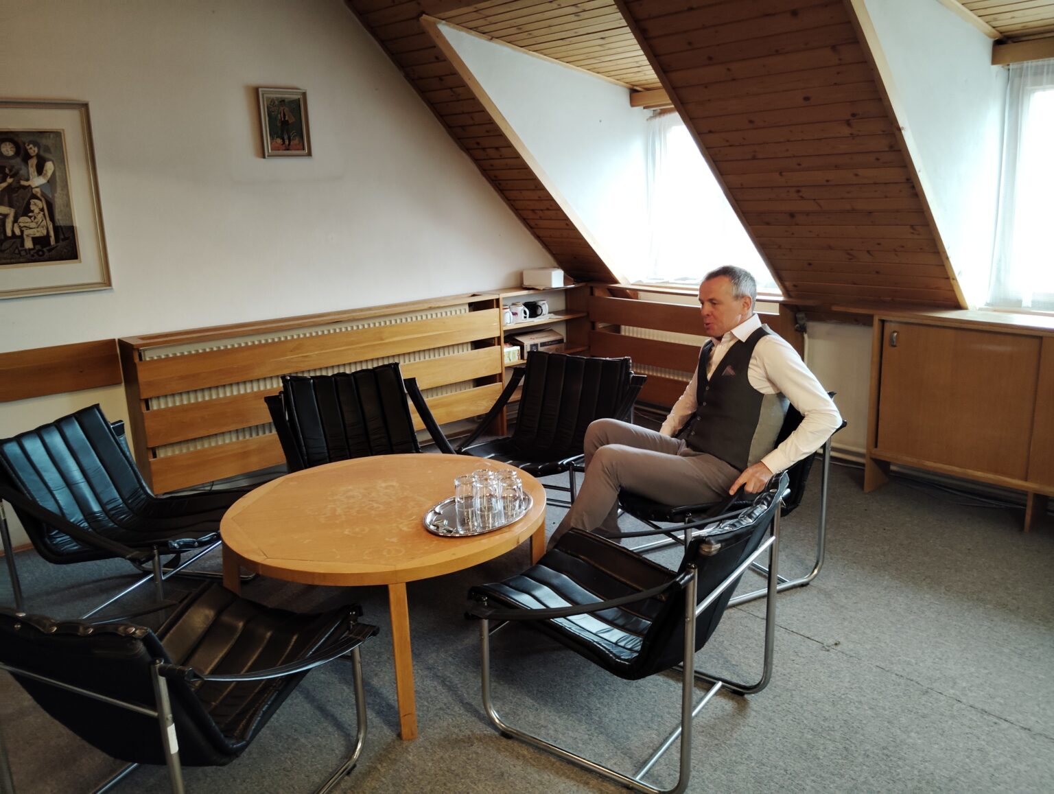 V týchto priestoroch bol kedysi bar, dnes je tam školiace stredisko,  na stoličke sedí žilinský primátor Peter Fiabáne. Foto: Ľubomír Chochula