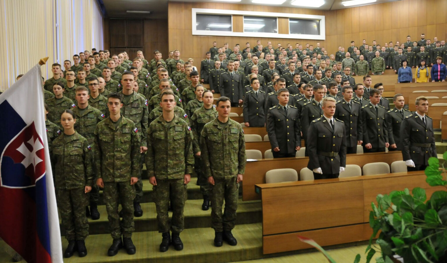 Naši študenti sa maskáčov neboja. Foto: MO SR