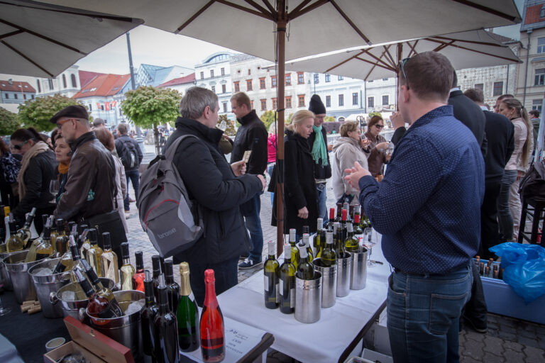 Účastníci si prezerajú stánok s vínom počas vínneho festivalu Vínšpacírka. FOTO: TASR/Branislav Račko