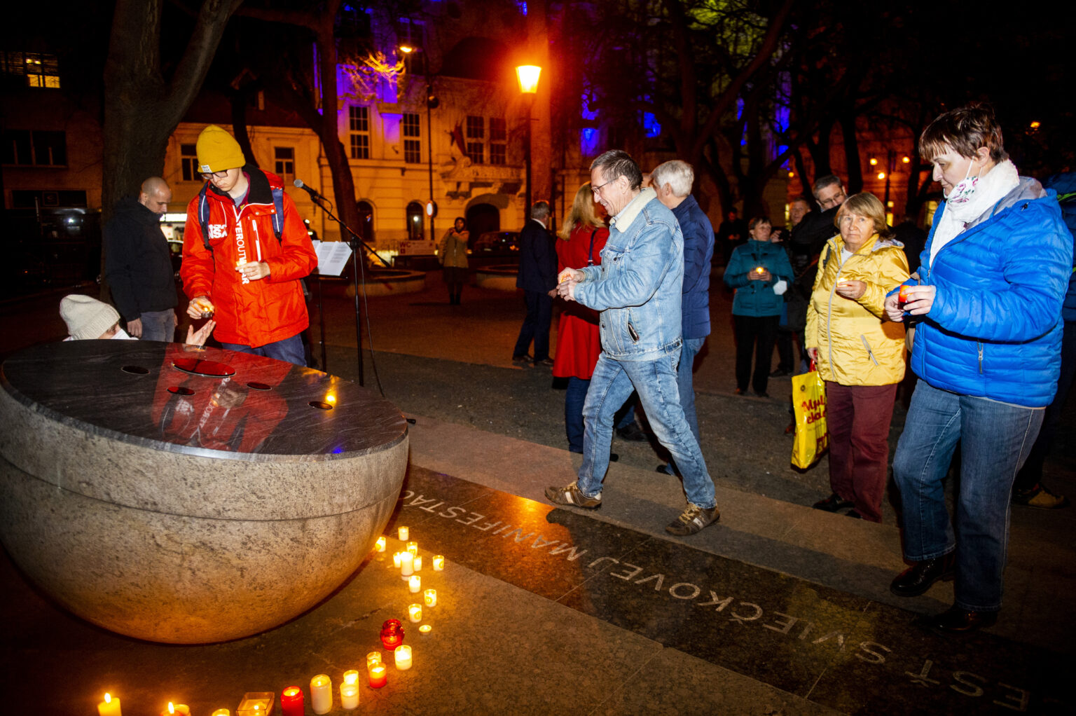 Pamätník sviečkovej manifestácie v Bratislave. Foto: Jakub Kotian TASR