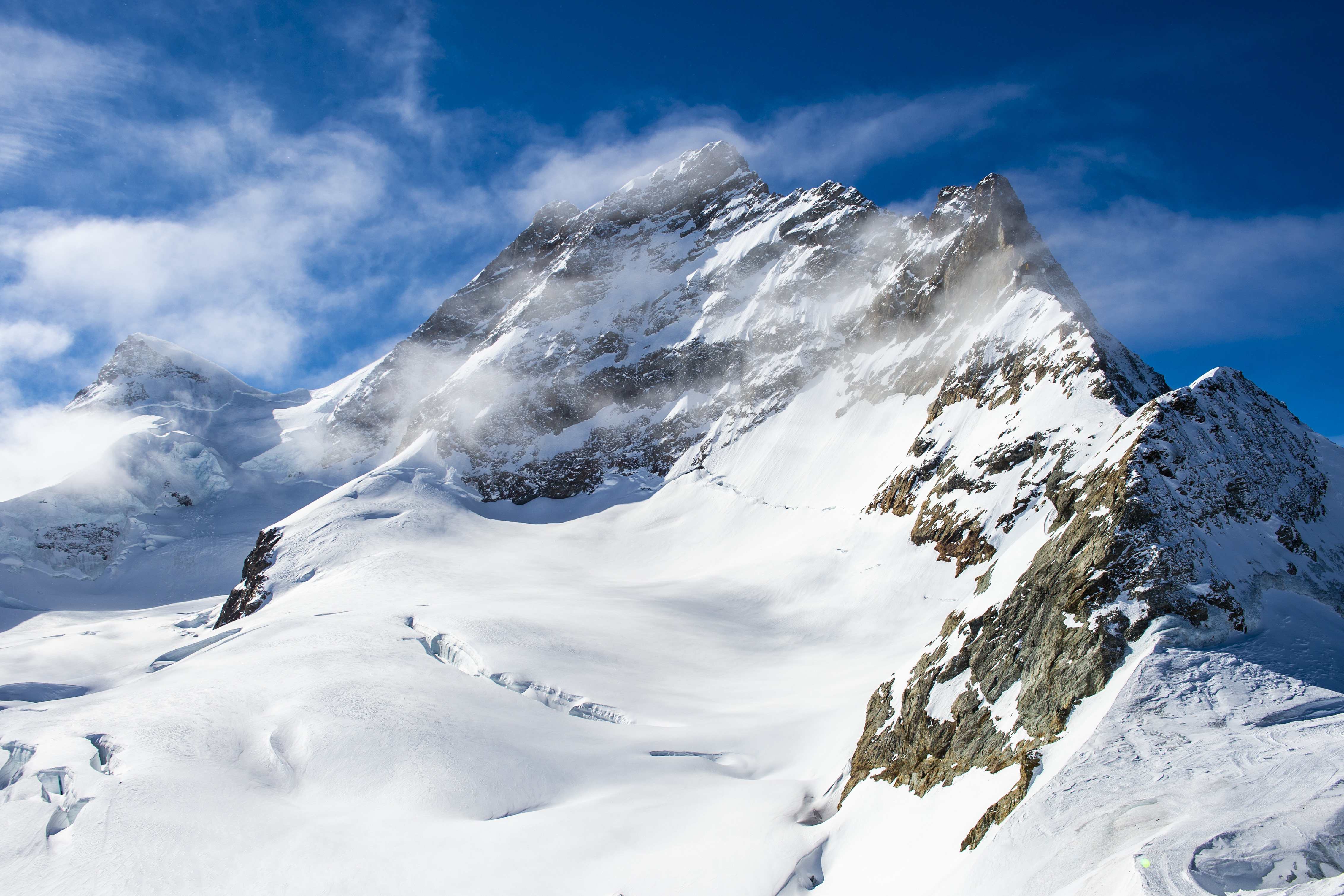 Dvojicu zranených horolezcov sa z Álp podarilo zachrániť