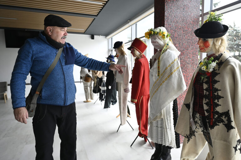 Folklorista Jozef Ďuráči inštaluje výstavu tradičných fašiangových masiek v Novej Dubnici. Foto: TASR/ Radovan Stoklasa