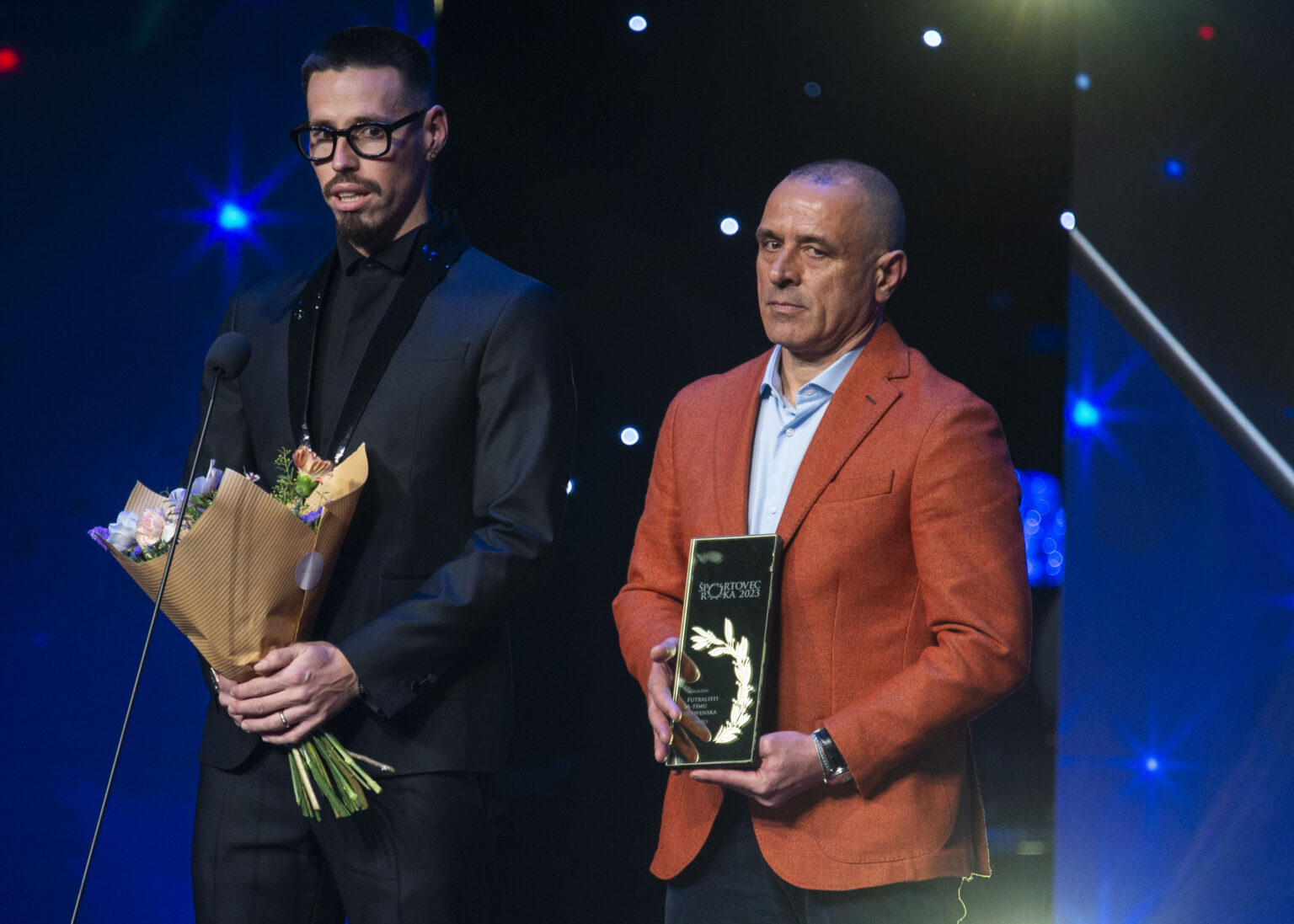 Marek Hamšík a tréner slovenskej futbalovej reprezentácie Francesco Calzona si preberajú cenu najlepší kolektív za slovenskú futbalovú reprezentáciu počas slávnostného vyhlásenia výsledkov ankety Športovec roka 2023. Foto: Jakub Kotian/TASR