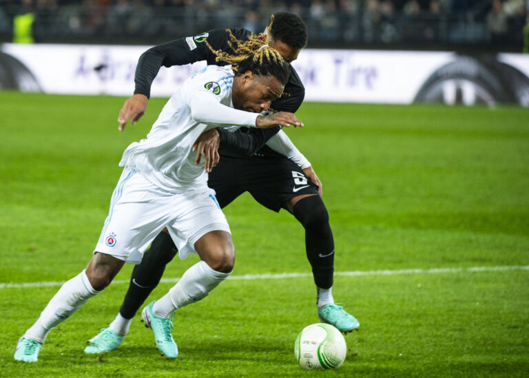Gerson Rodrigues (Slovan) a Gregory Wüthrich (Graz). Foto: Jakub Kotian/TASR