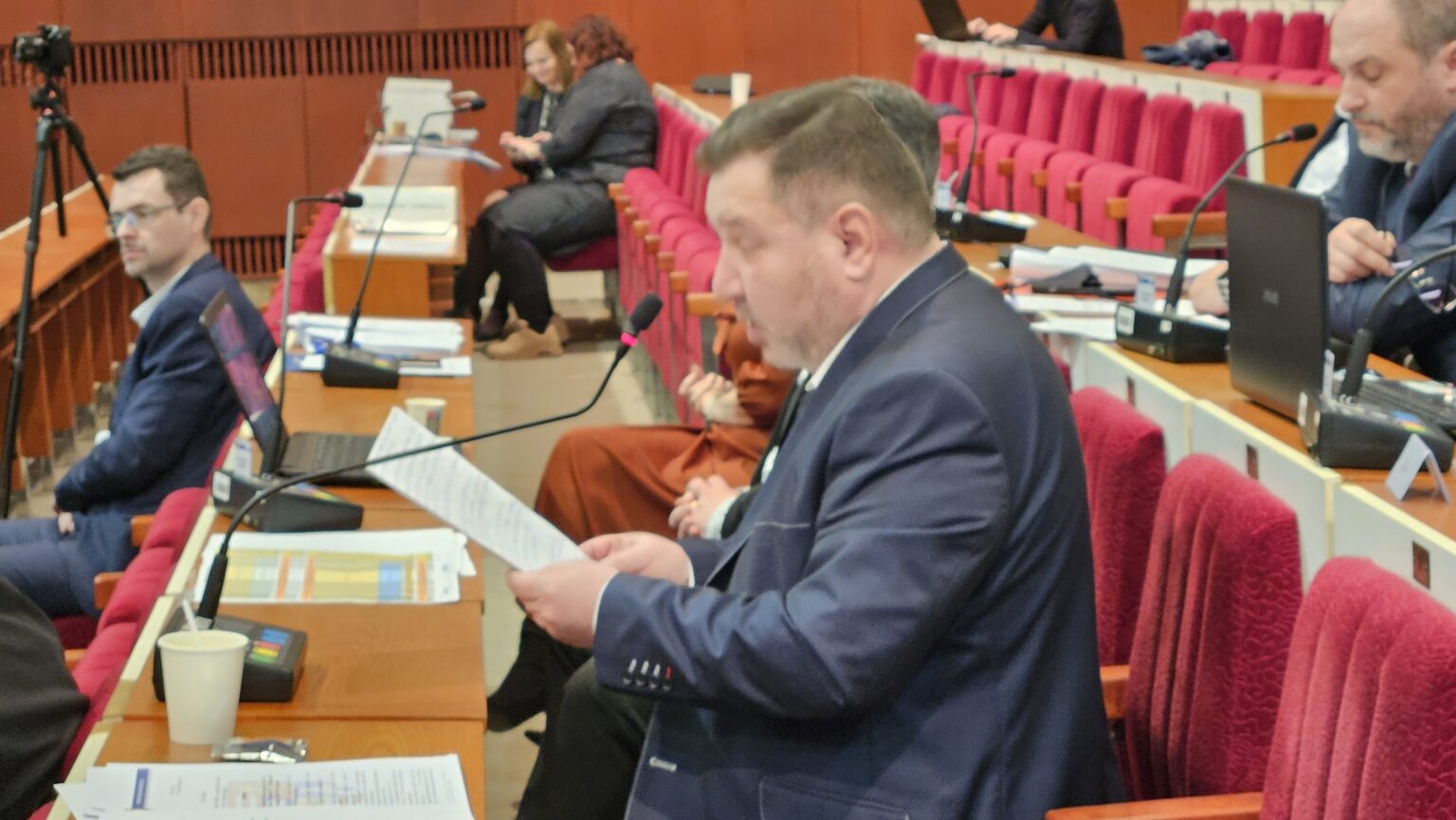 Krajský poslanec Miloš Ihnát sa na krajskom zastupiteľstve pýtal nového riaditeľa Správy ciest KSK na stret záujmov. Foto: Boris Macko
