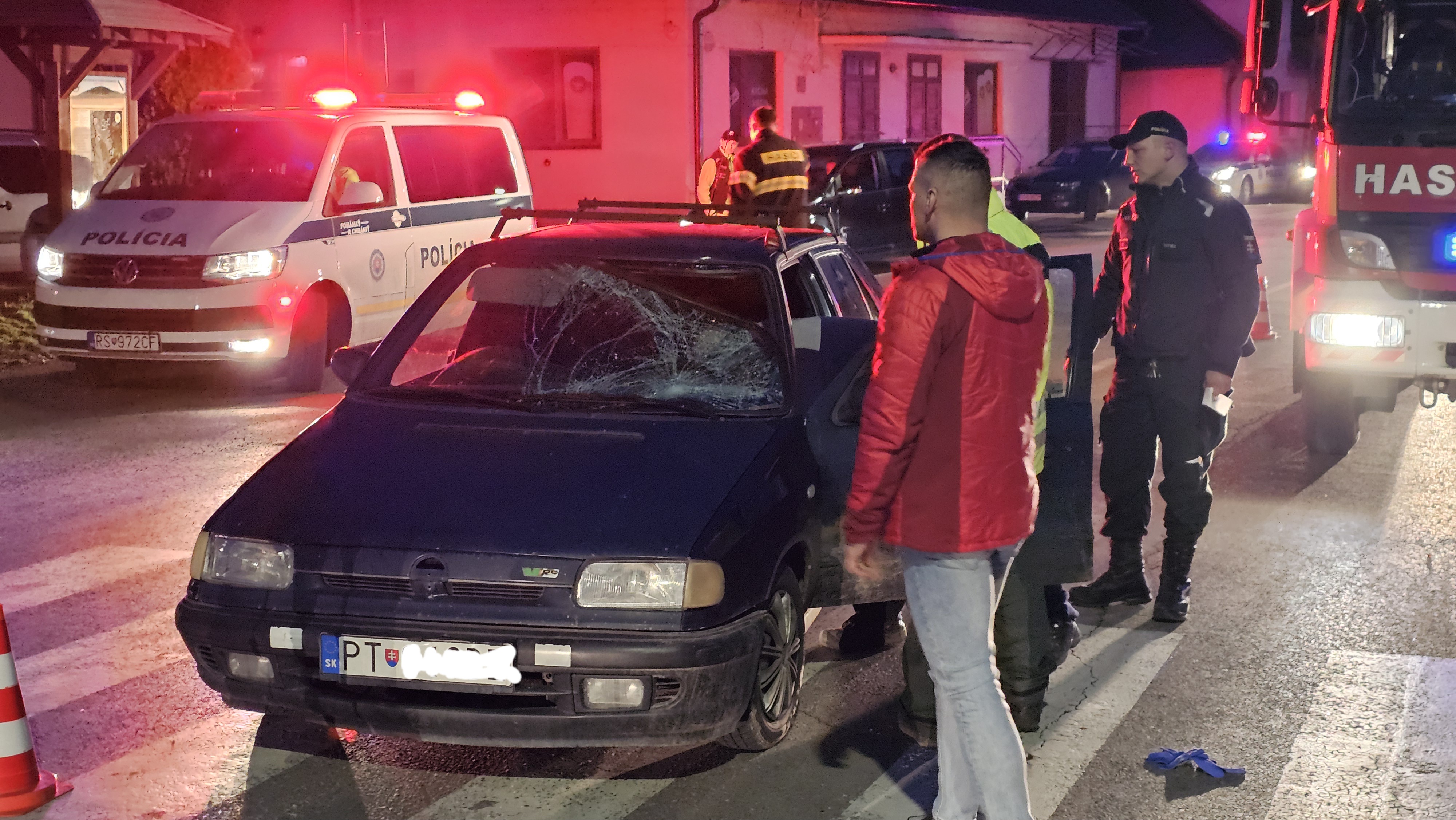 Vo Veľkých Teriakovciach zrazilo auto muža na priechode pre chodcov