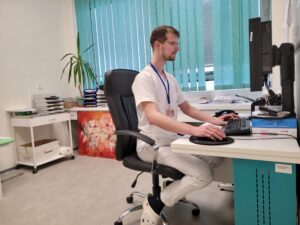 Tikajúci fenomén sociálnych sietí. Závažná epidémia TikTok tikov medzi tínedžermi