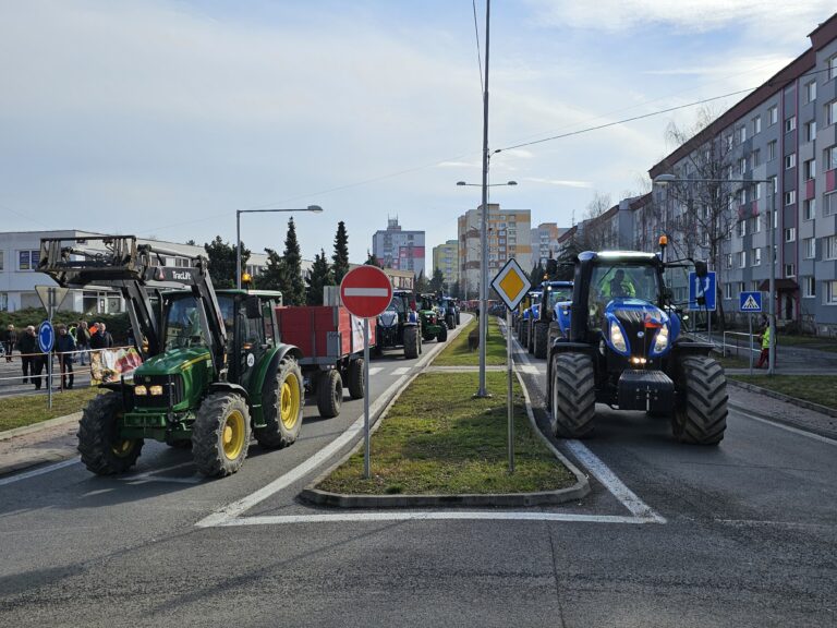 Poľnohospodári na juhu stredného Slovenska blokovali ulice a spomalili premávku na hlavnom ťahu