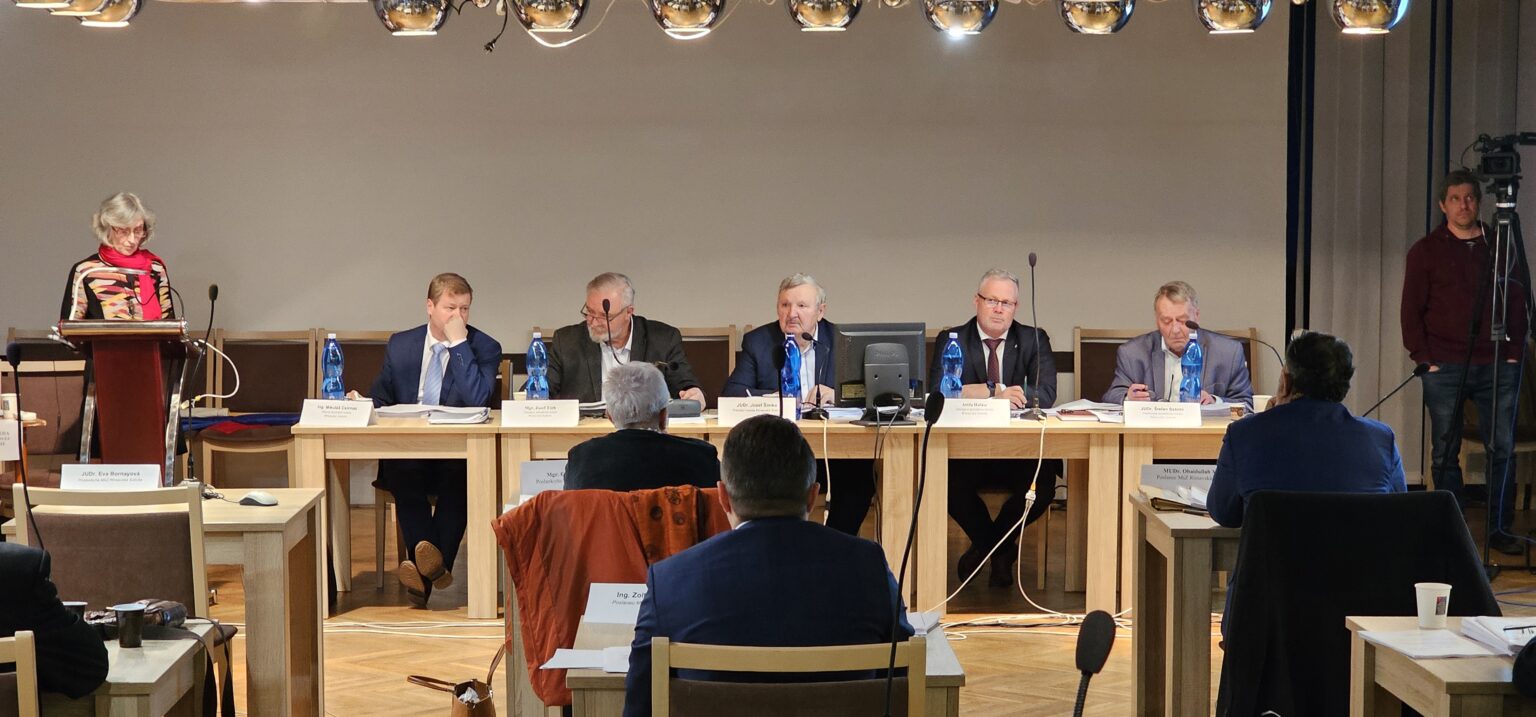 Zasadnutie mestského zastupiteľstva v Rimavskej Sobote. V strede primátor Jozef Šimko. Foto: Branislav Caban