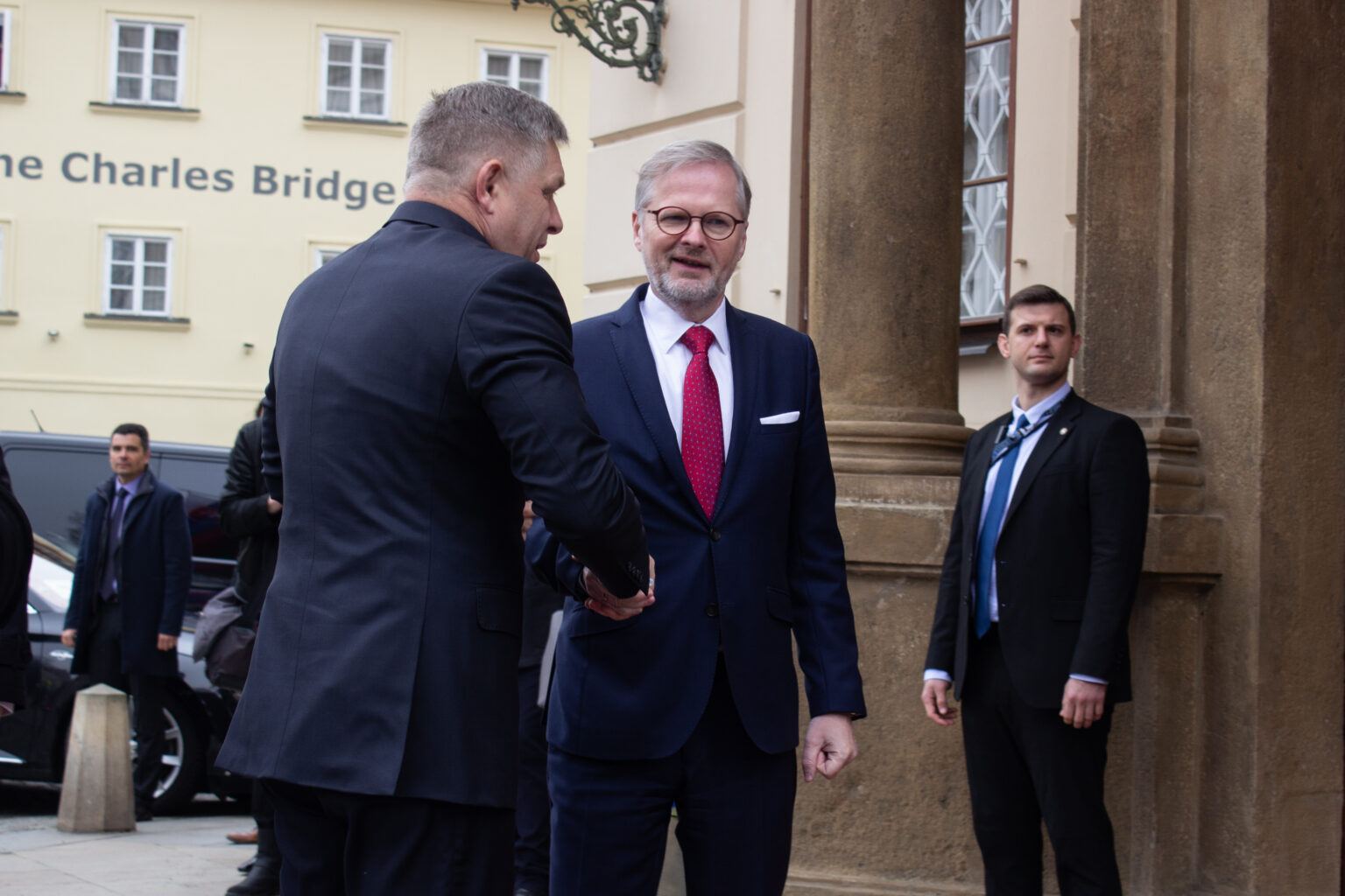 Robert Fico a Petr Fiala na samite krajín V4 v Prahe. Foto: Barbora Vizváryová/TASR