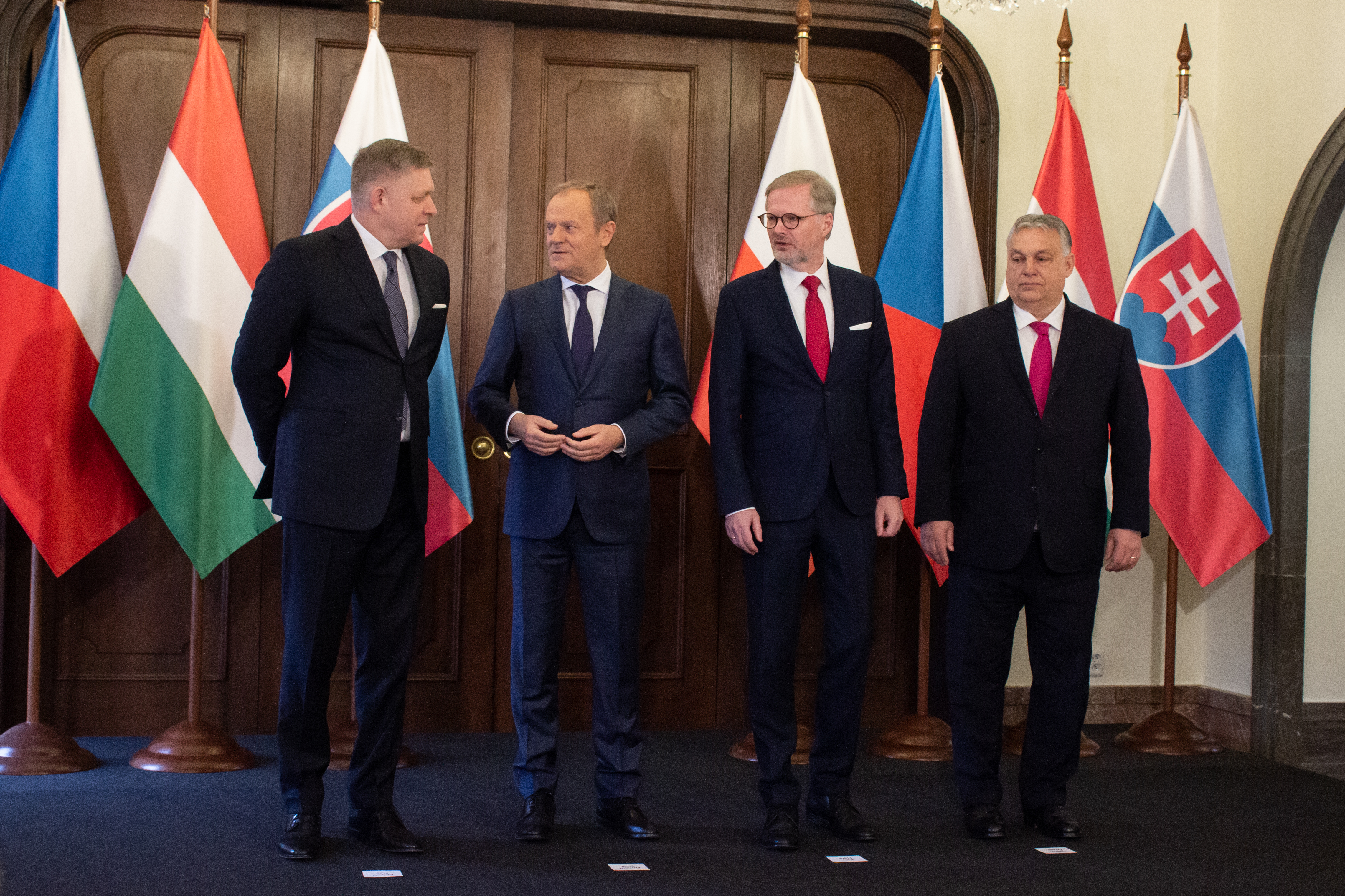 Samit V4 v Prahe: Fica s Orbánom privítali demonštranti pískotom. Diskusia o Ukrajine nebola ľahká, tvrdí Fiala