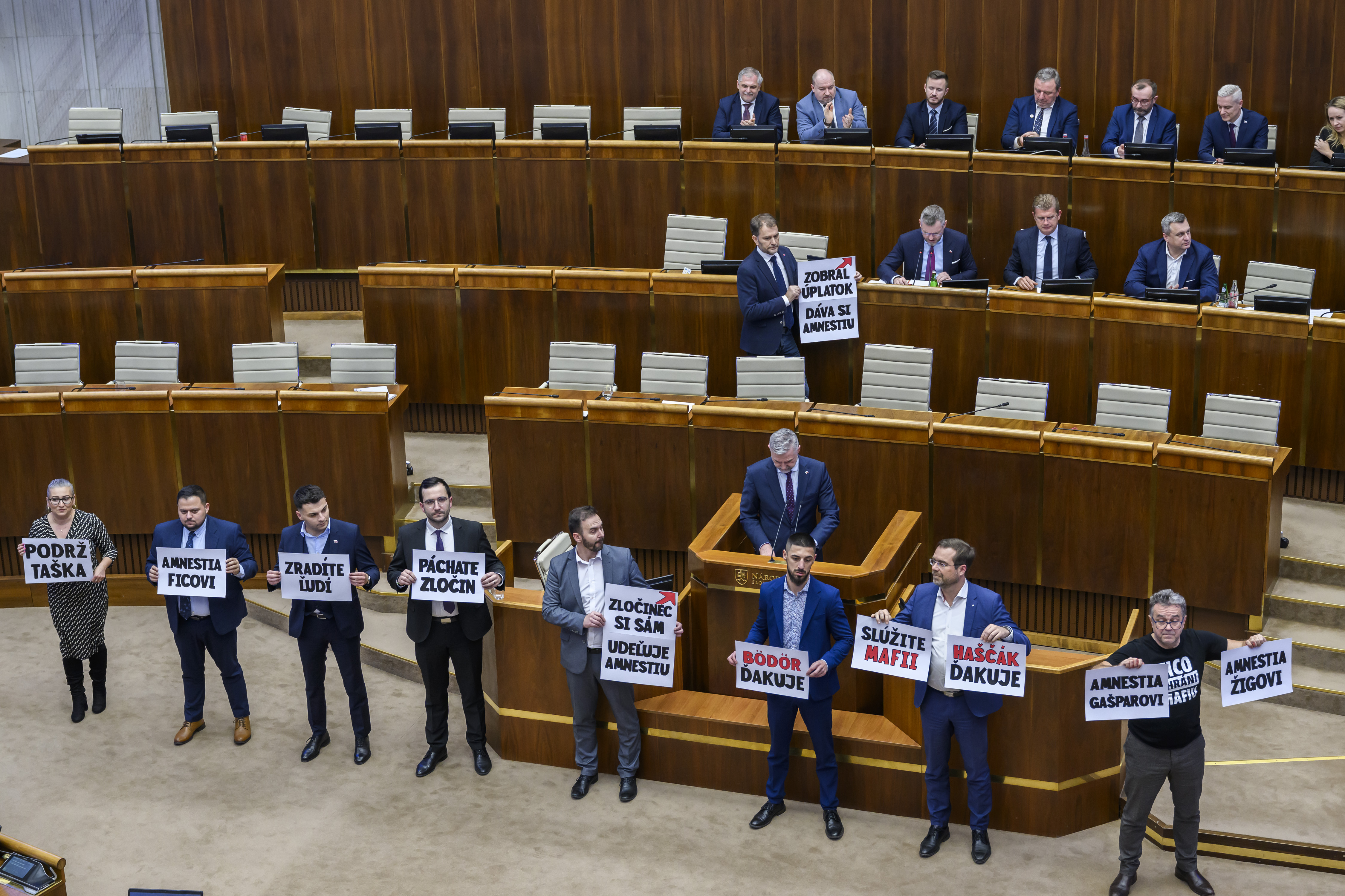 Koalícia schválila novelu Trestného zákona. Matovič hovoril o rúhaní, Dostál upozornil, že dôjde k premlčaniu vraždy Daniela Tupého
