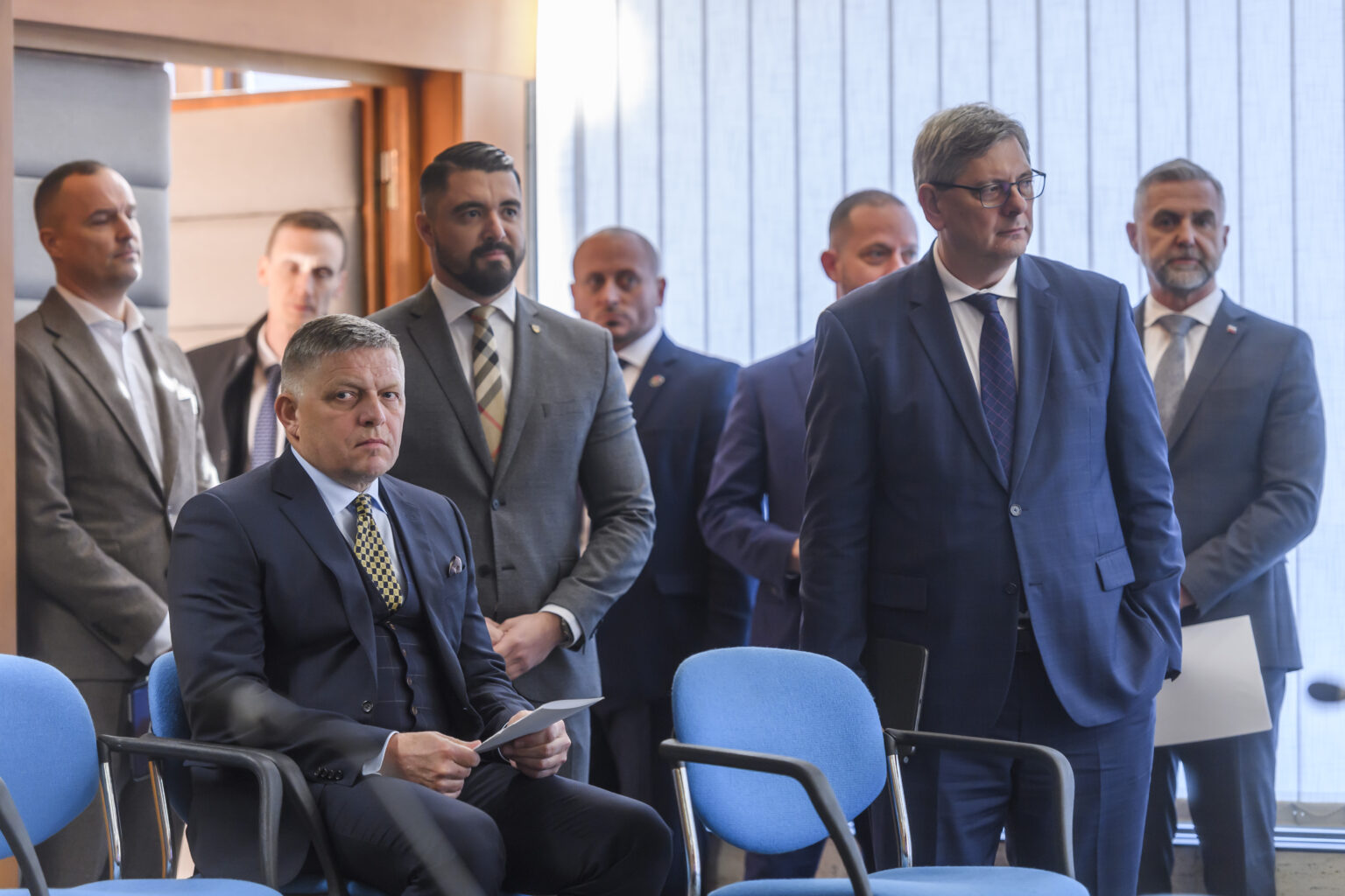 Zľava advokát David Lindtner, Robert Fico, štátny tajomník Ministerstva spravodlivosti SR Pavol  Gašpar, minister spravodlivosti SR Boris Susko a poslanec Tibor Gašpar. Ilustračný obrázok. Foto: Jaroslav Novák/TASR