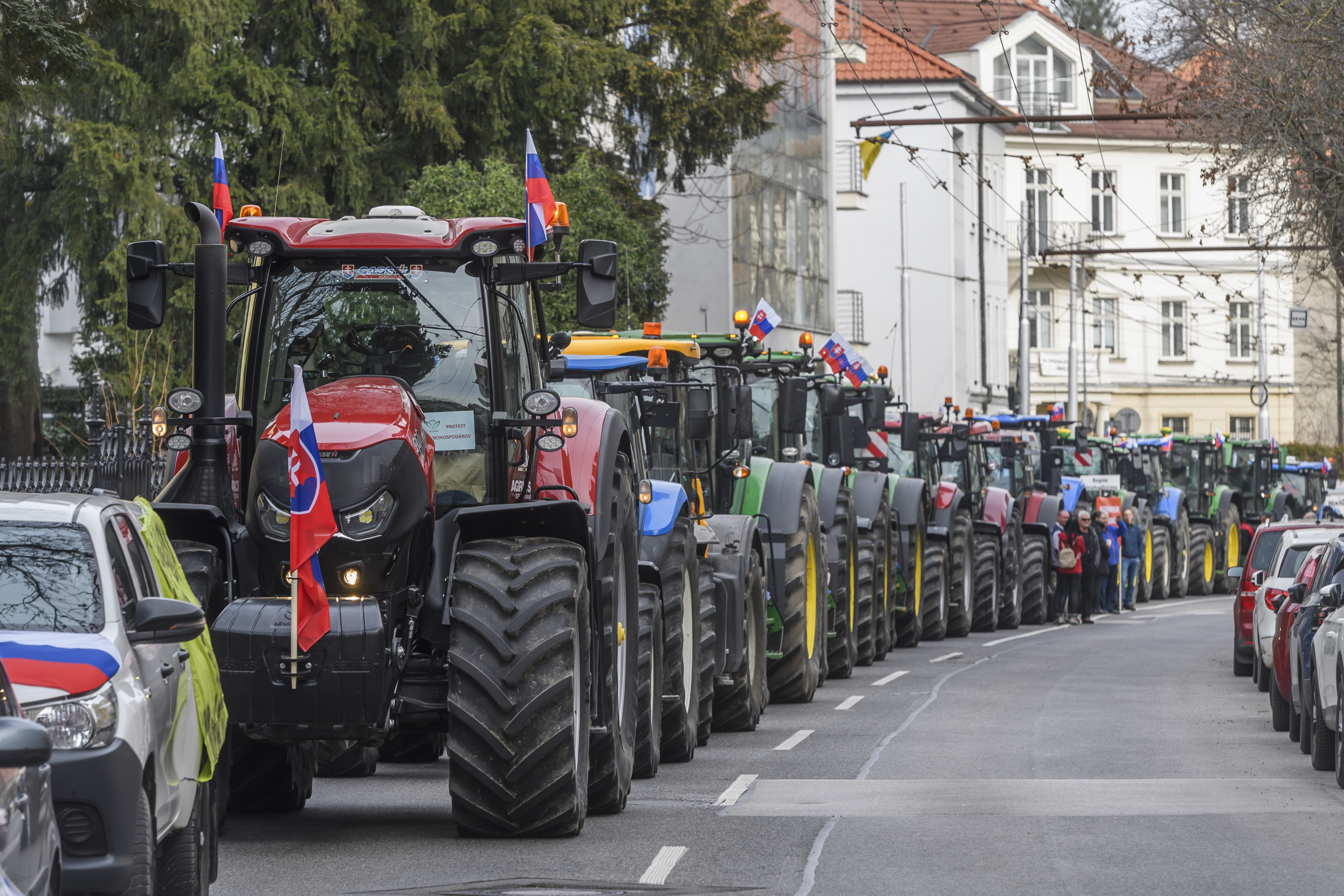Protest farmárov v Bratislave komplikuje dopravu. Linky MHD premávajú inou trasou
