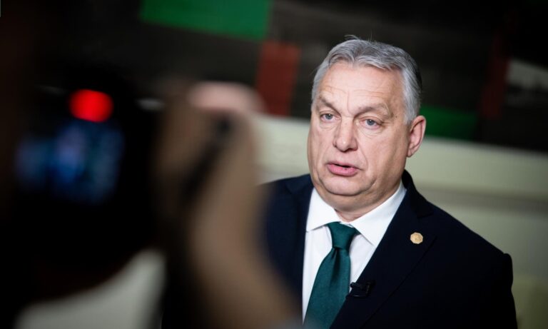 Polícia ukončila konzervatívnu konferenciu v Bruseli. Vystúpiť mali Orbán aj Farage