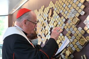 V newyorskej katedrále sa prvýkrát konala pohrebná omša za transrodovú osobu. Účastníci provokovali oblečením i rúhavými slovami