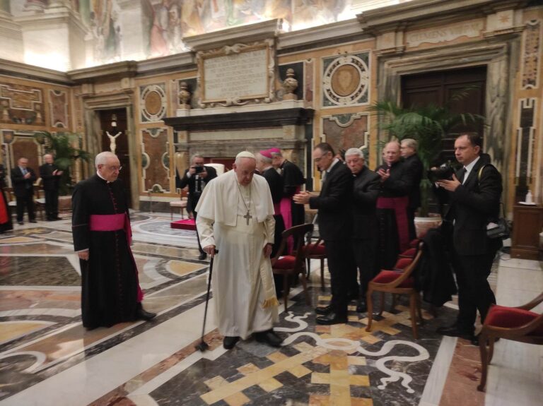 Pápež v novom rozhovore obvinil niektorých kritikov žehnania homosexuálov z pokrytectva